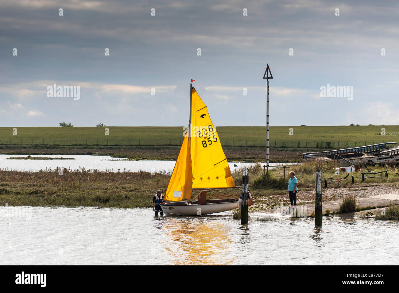 Ein kleines Segelboot auf dem Blackwater River in Essex ins Leben gerufen. Stockfoto