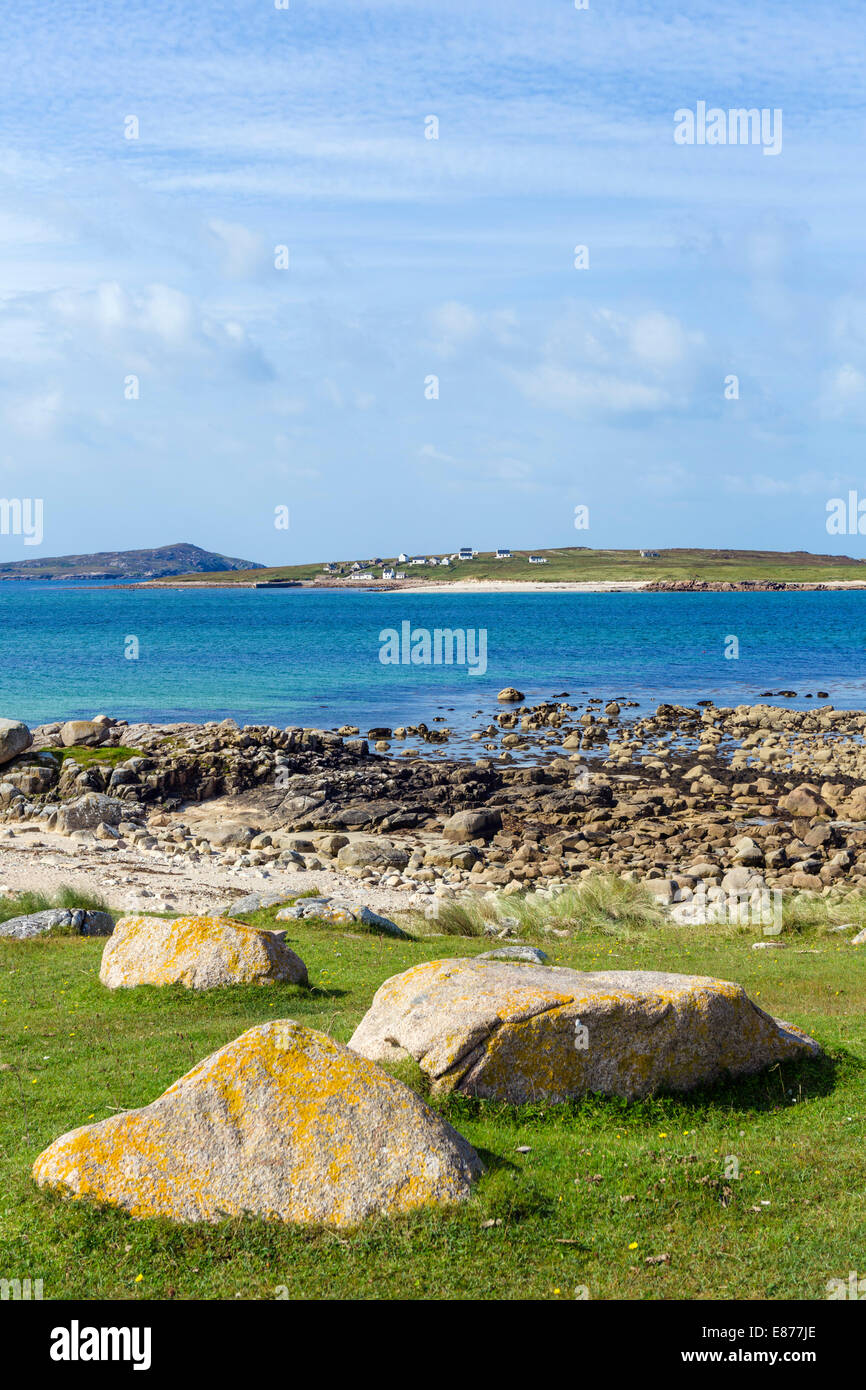 Die Küste nördlich von Derrybeg mit Blick auf die Insel Inishmeane, Gweedore, County Donegal, Irland Stockfoto