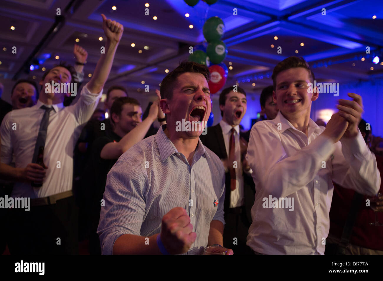 Pro-Union-Fans zu feiern, wie die Ergebnisse für die schottische Unabhängigkeitsreferendum, Glasgow, Schottland kommen Stockfoto