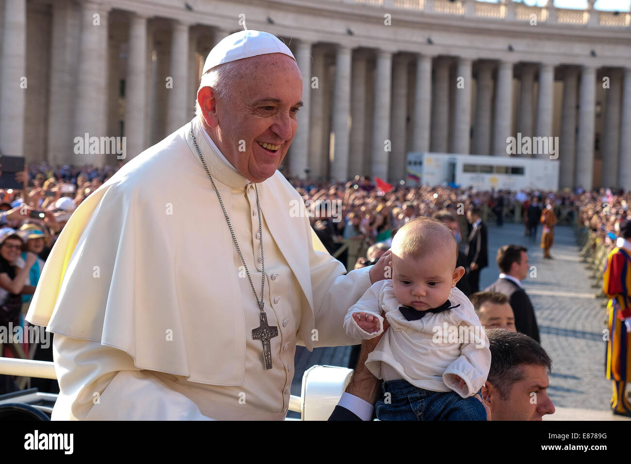 Vatikan-Stadt. 1. Oktober 2014. Kredit-Papst Francis Kuss ein Baby während der Jeep-Tour, Generalaudienz in St. Peter Square, 1. Oktober 2014: wirklich Easy Star/Alamy Live News Stockfoto