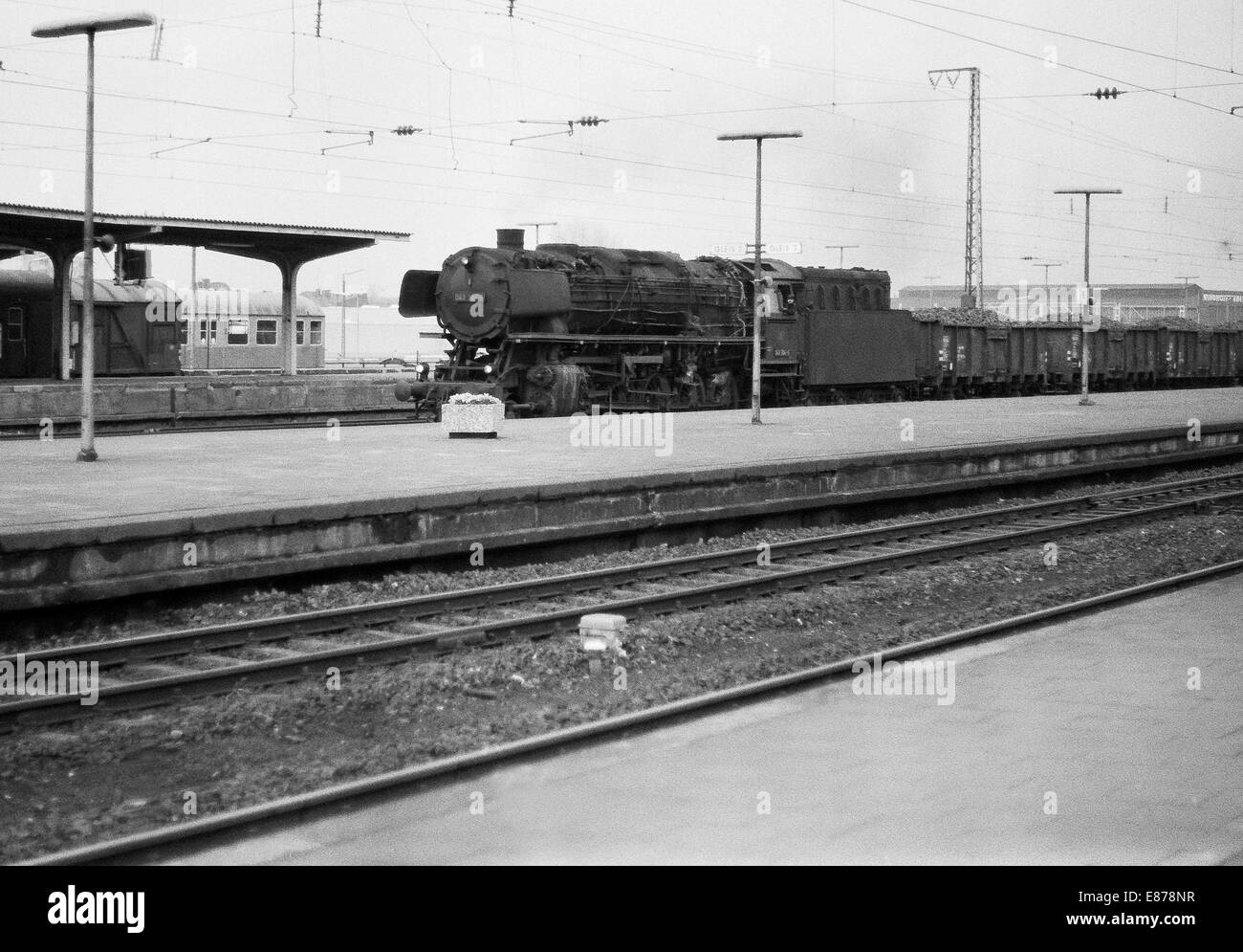 Rheine, Deutschland, die 043 364 mit Güterzug im Bahnhof Rheine Stockfoto