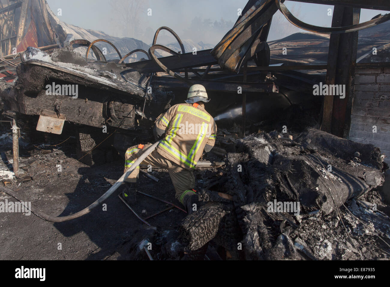 Berlin, Deutschland, Feuerwehrmann bei der Arbeit Loesch Stockfoto