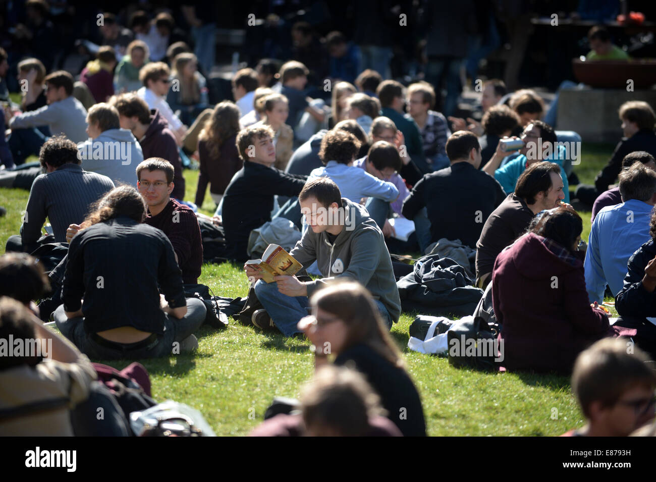 Berlin, Deutschland, Studenten auf dem Campus der Humboldt-Universität Stockfoto