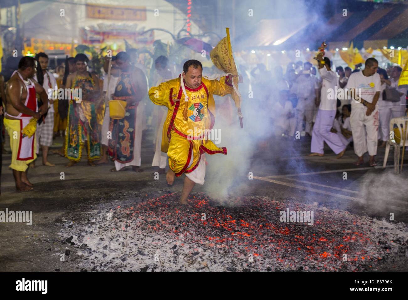 Bangkok, Thailand. 1. Oktober 2014. Ein Mann läuft durch die Feuerstelle während der Feuerlauf-Zeremonie im Wat Yannawa (auch buchstabiert Yan Nawa) während das vegetarische Festival in Bangkok. Das vegetarische Festival feiert man in ganz Thailand. Es ist die thailändische Version von The neun Kaiser Götter Festival, eine 9-tägige taoistischen Feier beginnt am Vorabend des 9. Monats des chinesischen Kalenders. Bildnachweis: ZUMA Press, Inc./Alamy Live-Nachrichten Stockfoto