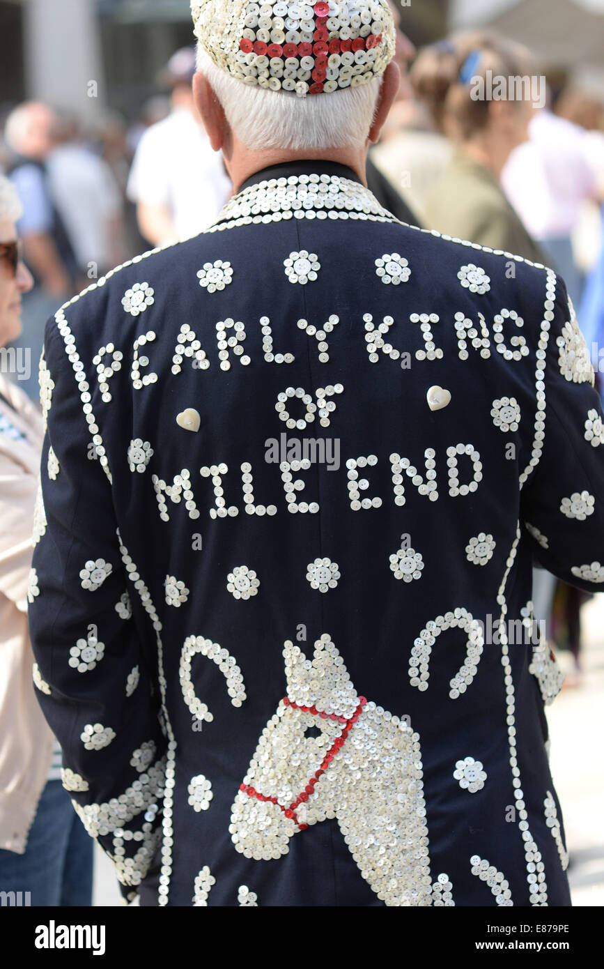 Pearly Könige und Königinnen auf das jährliche Erntedankfest, City of London, UK Stockfoto
