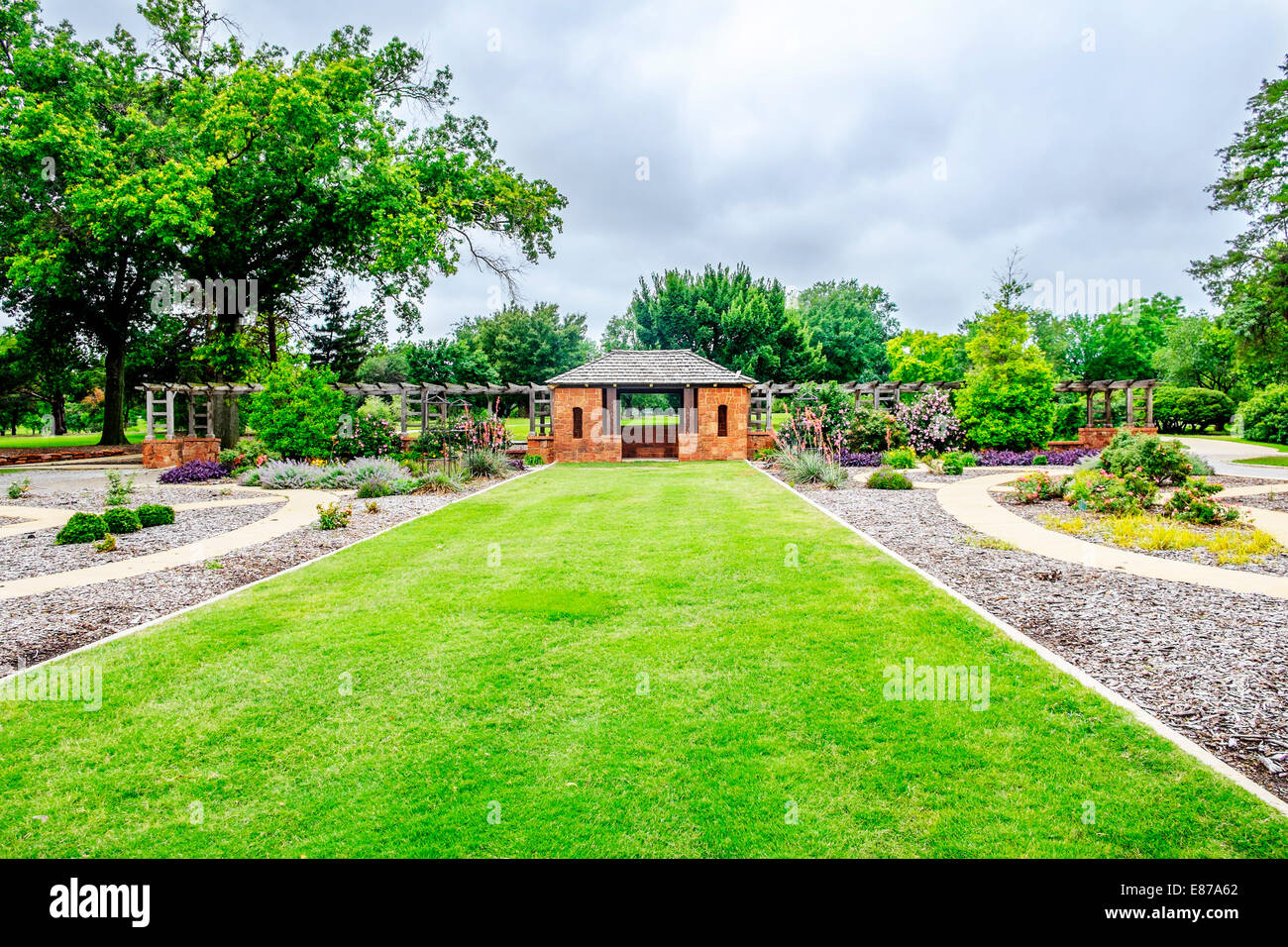 Ein Stein Pavillon mit floralen Anpflanzungen im Will Rogers Park in Oklahoma City, Oklahoma, USA. Stockfoto