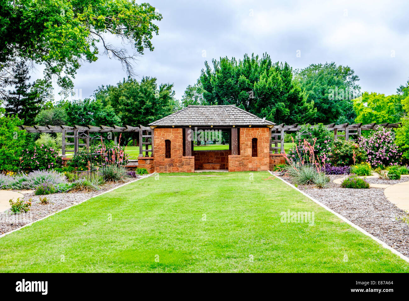 Ein Stein Pavillon mit floralen Anpflanzungen im Will Rogers Park in Oklahoma City, Oklahoma, USA. Stockfoto