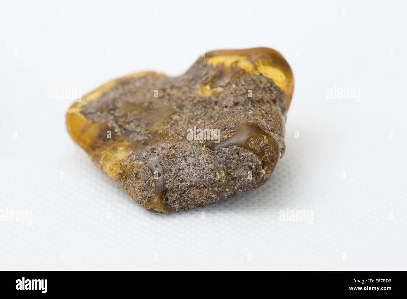 Ein Stück rohen, unbehandelten Bernstein gefunden angespült an einem Strand in der baltischen Region Europas. Stockfoto