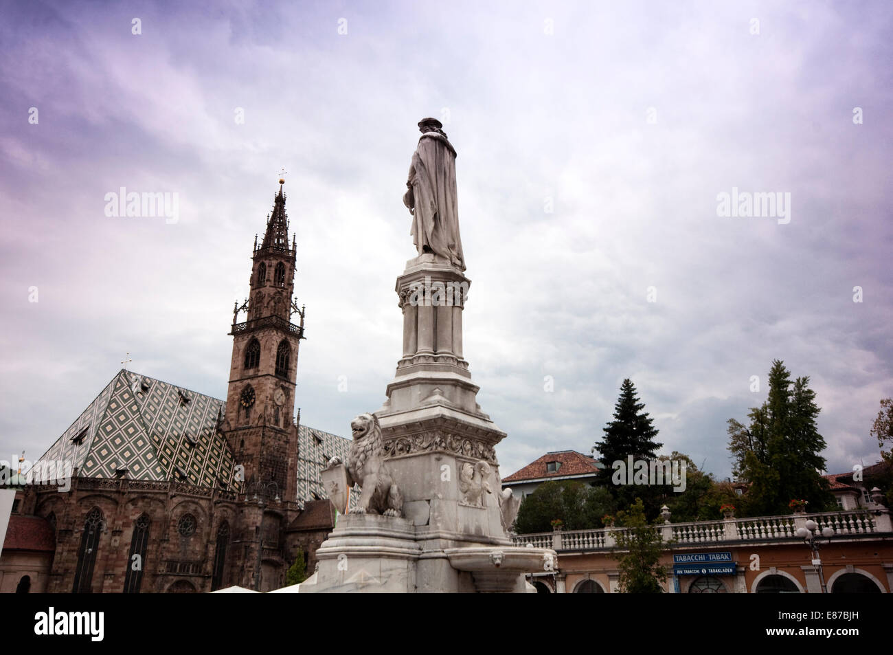 Italien, Südtirol, Bozen, Bozen, Square Walther, Waltherplatz, Denkmal Hintergrund Kathedrale Stockfoto Italien, Südtirol, Bozen, Bozen, Square Walther, Waltherplatz, Denkmal Hintergrund Kathedrale Stockfoto