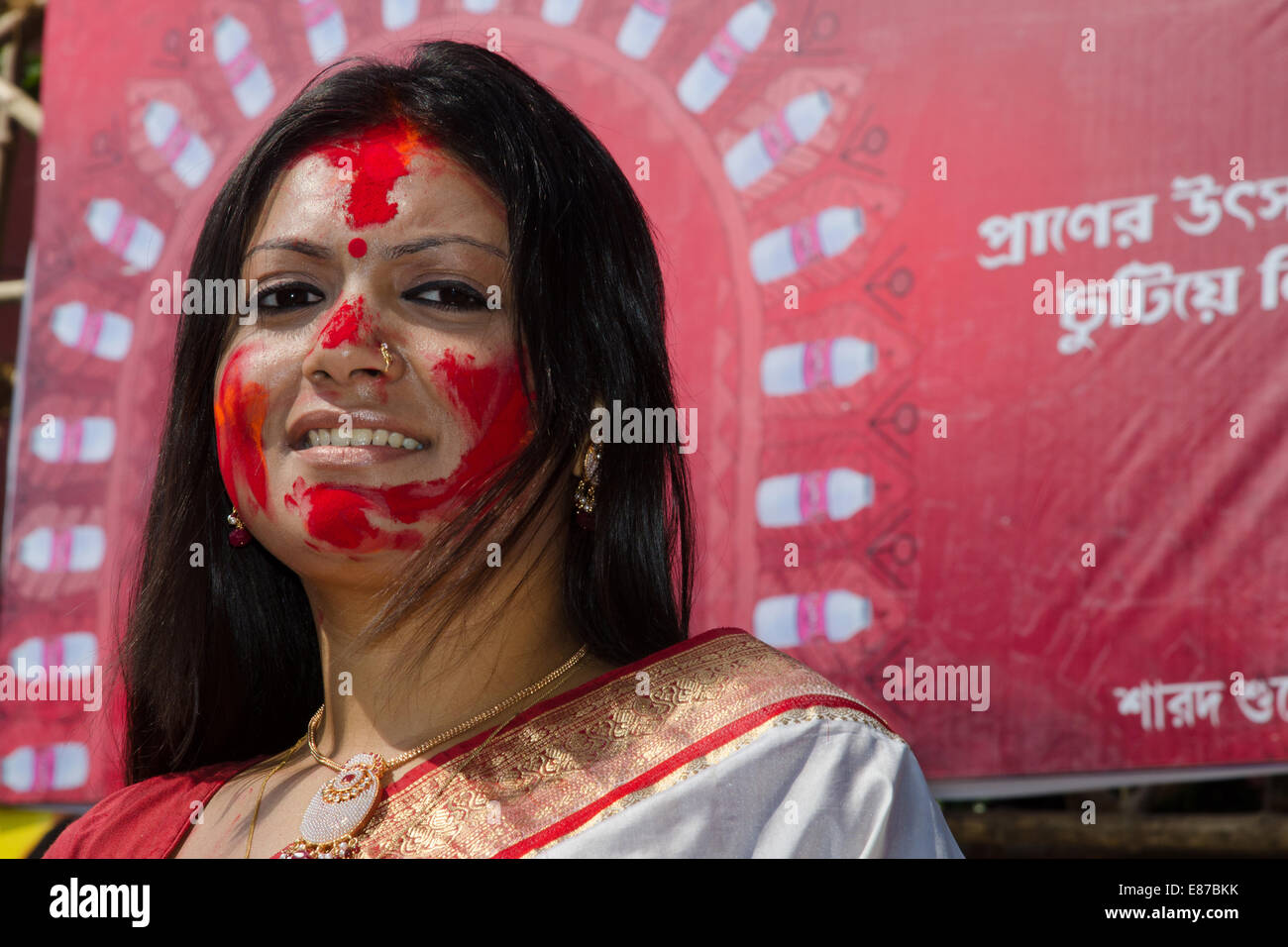 Bengali Frau feiert Durga Puja, Kolkata, Westbengalen, Indien Stockfoto