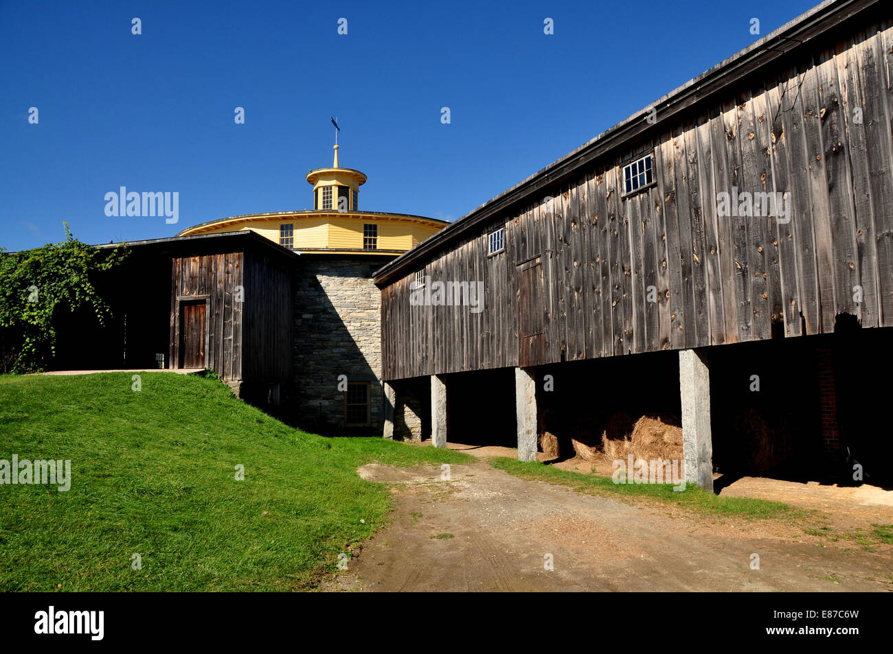 Hancock, Massachusetts: Hölzerne Eingang und Seite Flügel für die Lagerung von Heu an 1826 Runde steinerne Scheune im Hancock Shaker Village Stockfoto