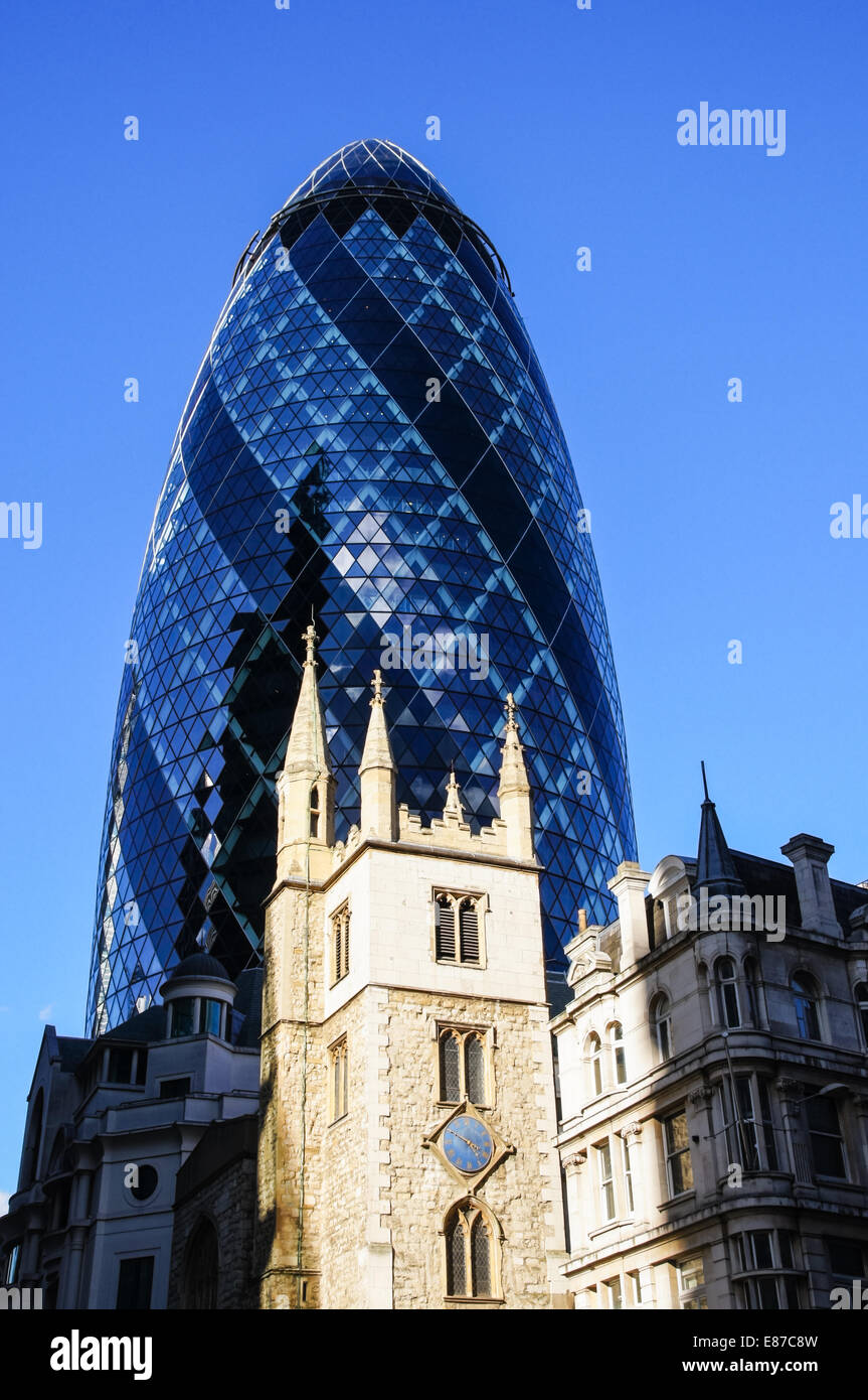 30 St Mary Axe kommerzielle Wolkenkratzer bekannt als The Gherkin in London England Vereinigtes Königreich Großbritannien Stockfoto
