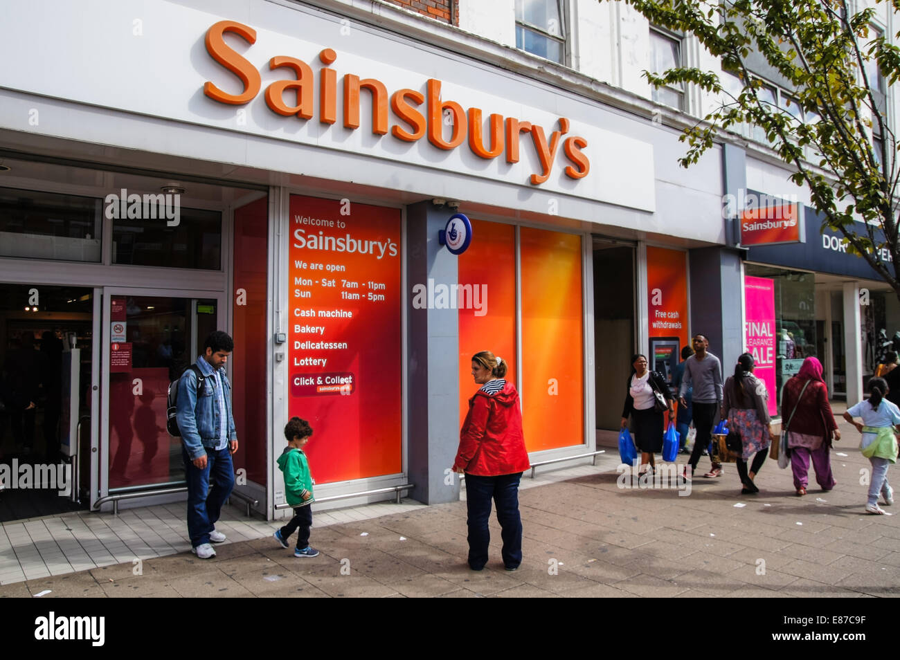 Sainsburys Shop auf Holz grün High Road, London England Vereinigtes Königreich UK Stockfoto