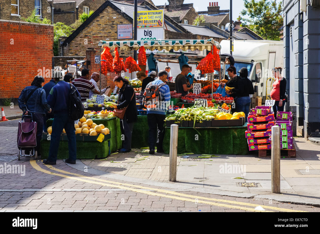 Wochenmarkt auf Holz grün High Road, London England Vereinigtes Königreich UK Stockfoto