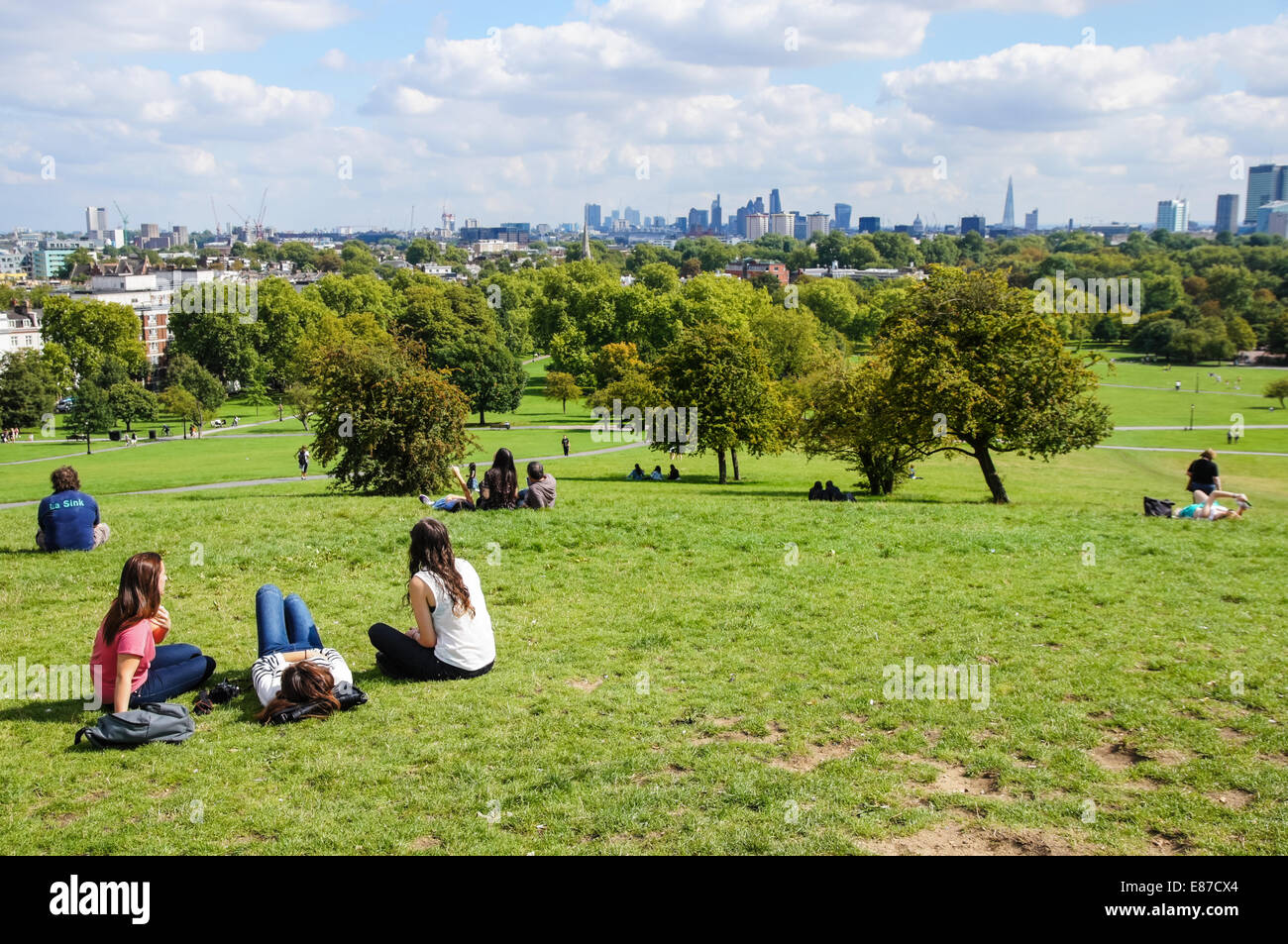 Besucher genießen Sie Blick auf die Skyline von London aus Primrose Hill London England Vereinigtes Königreich UK Stockfoto