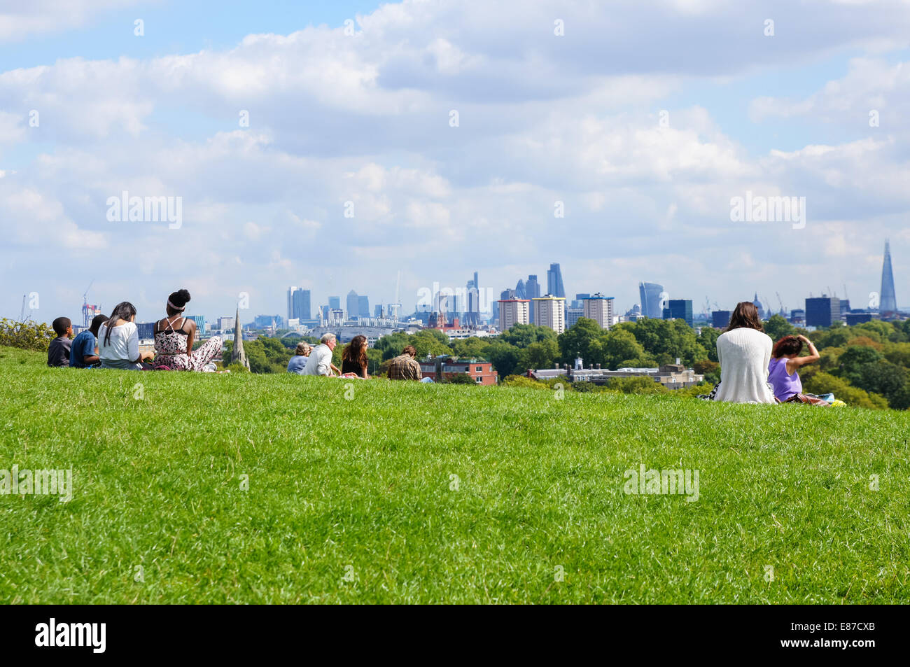 Besucher genießen Sie Blick auf die Skyline von London aus Primrose Hill London England Vereinigtes Königreich UK Stockfoto