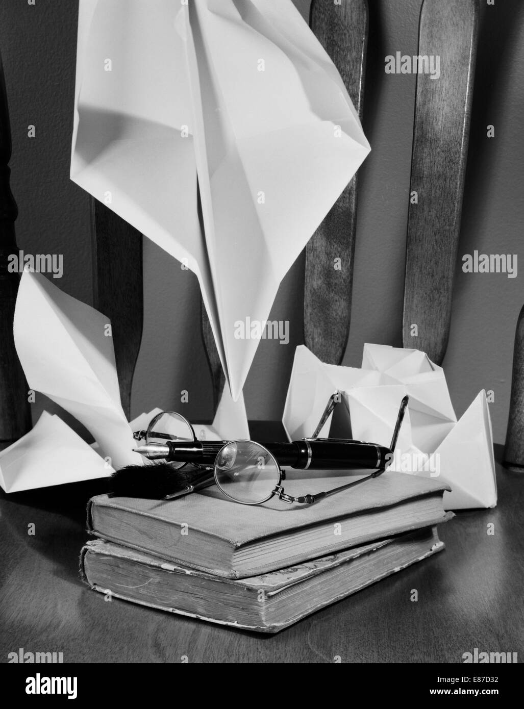 Zwei Bücher, Gläser und einer Feder Umgebung mit Papierfiguren gemacht Stockfoto