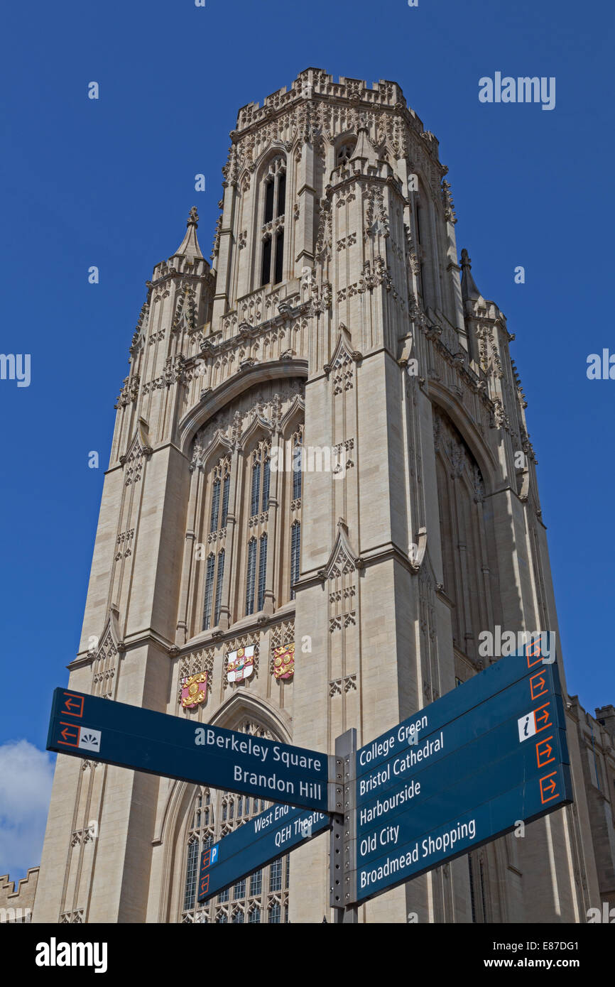 Wills Memorial Building, University of Bristol, England, mit einem Schild zeigt verschiedene Sehenswürdigkeiten im Vordergrund Stockfoto