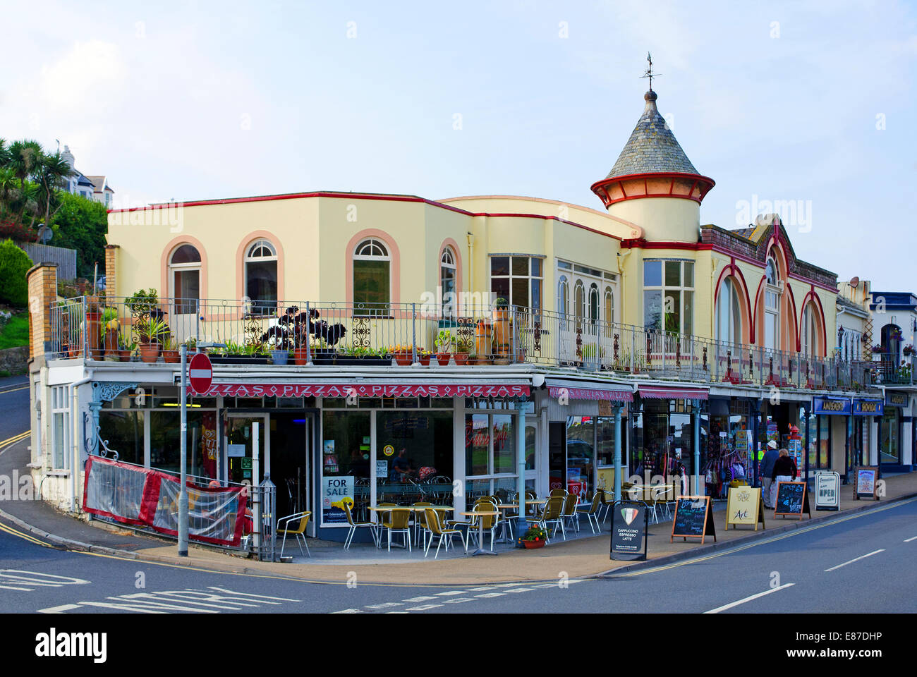 Geschäfte und Cafés an der Promenade in Ilfracombe, Devon, UK Stockfoto