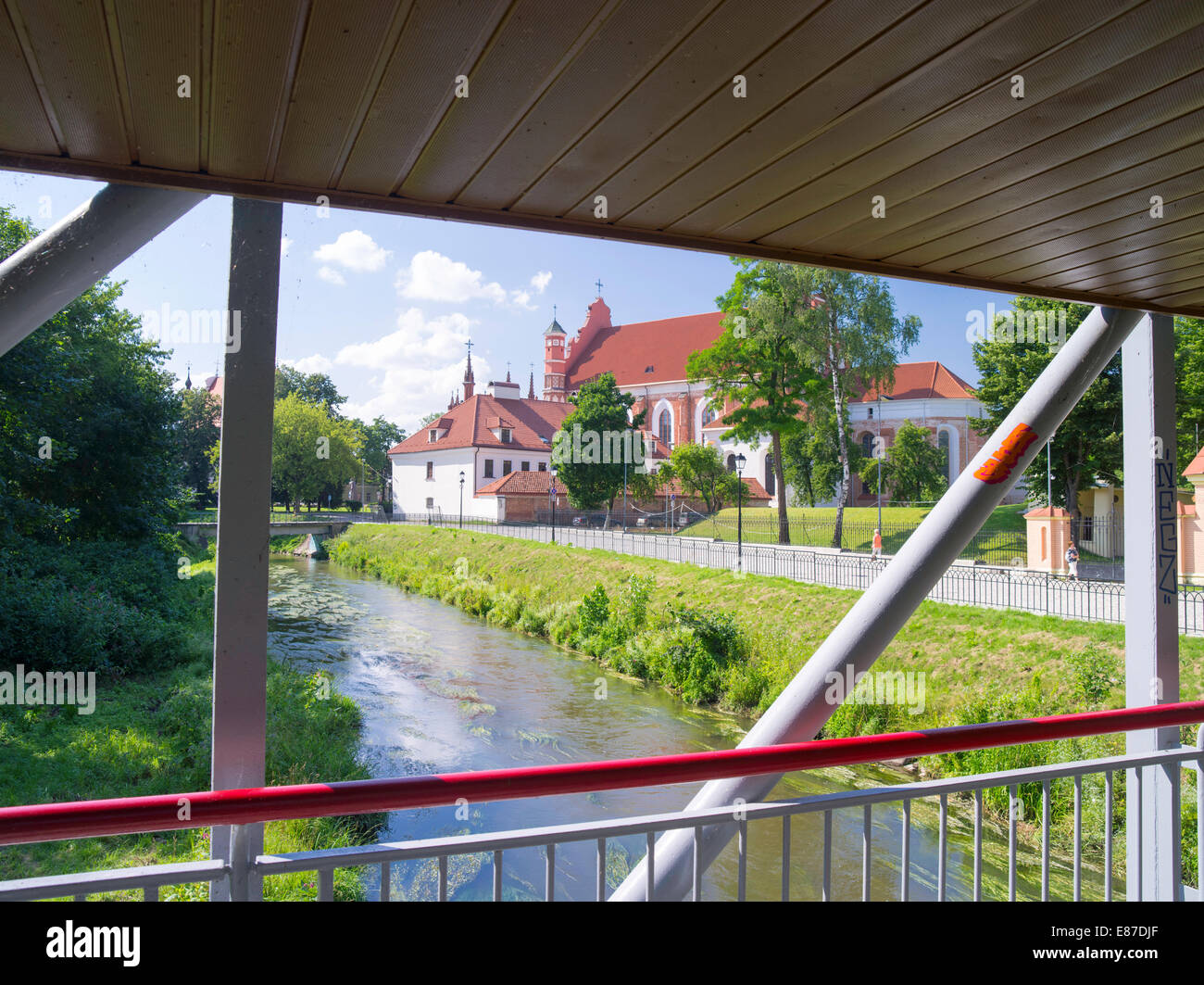 Šv. Onos Bažnyčios/St.-Annen Kirche von der Akademie der bildenden Künste-Brücke über den Fluss von Vilnius, Vilnius, Litauen Stockfoto
