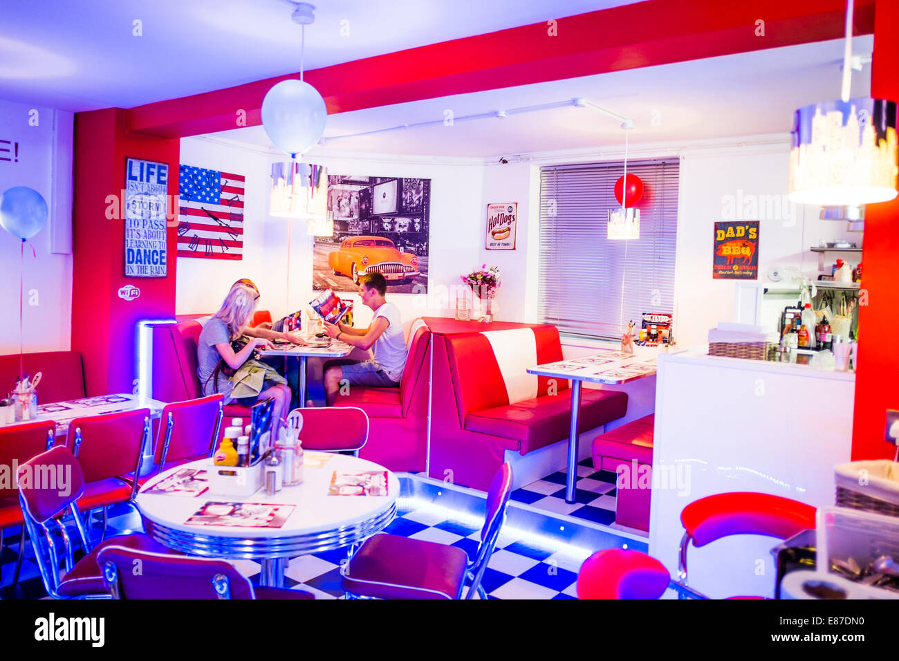 Innen: Menschen Essen im Restaurant "AberYankee" American Diner Stil eingerichtete Café, Aberystwyth UK Stockfoto