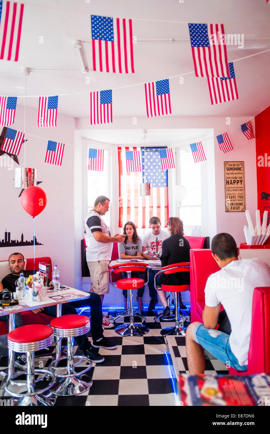 Innen: Menschen Essen im Restaurant "AberYankee" American Diner Stil eingerichtete Café, Aberystwyth UK Stockfoto