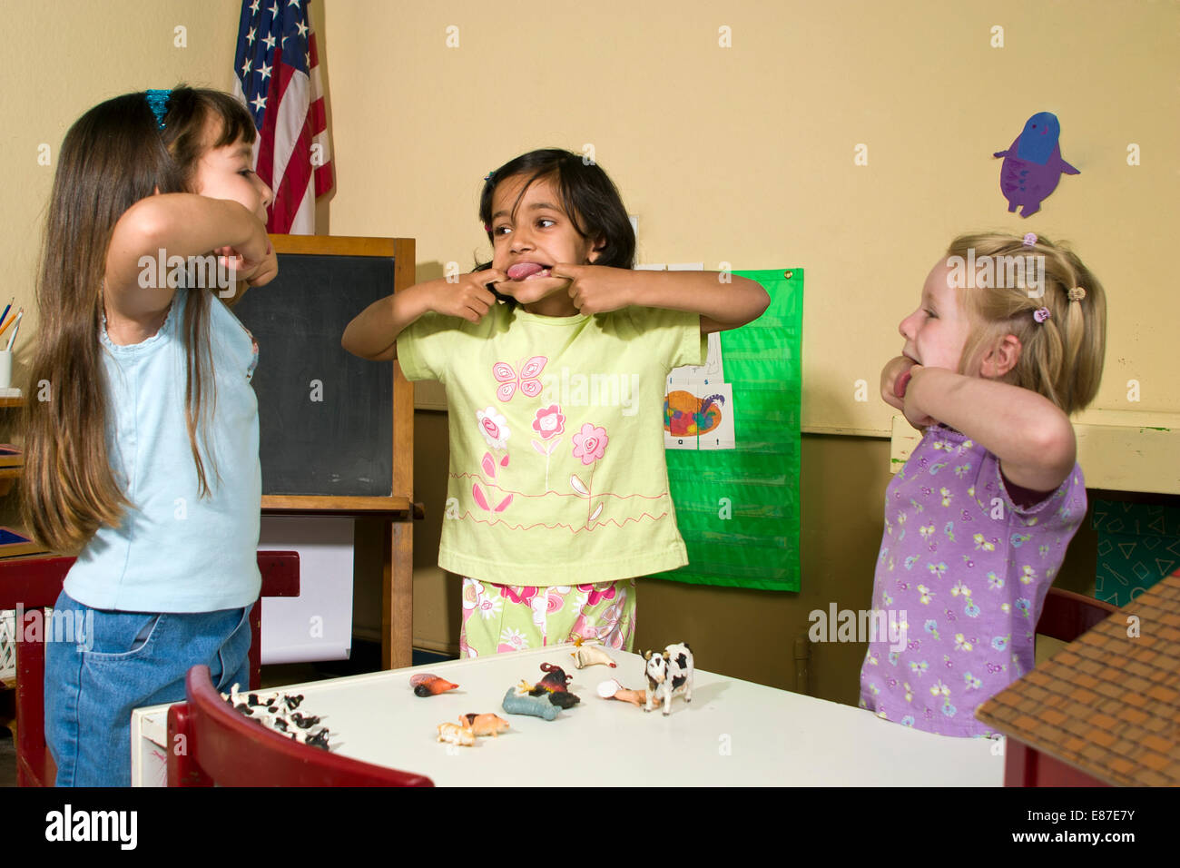 Die ethnische Vielfalt, die Gesichter 4-5 jährige Jährigen pre-k Multi rassische Gruppe des Kindergarten Mädchen im Klassenzimmer HERR © Myrleen Pearson Stockfoto