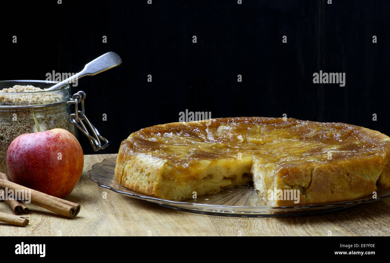 Karamellisierter Apfelkuchen Tarte tartin Torte Torte auf Glas Platte Scheibe abschneiden auf Lehr-Tisch Stockfoto