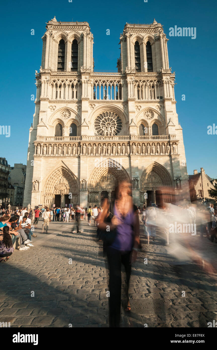 Notre Dame de Paris, Kathedrale Notre-Dame, Westfassade, Bewegungsunschärfe von Touristen, Ile De La Cite, Paris, Frankreich Stockfoto