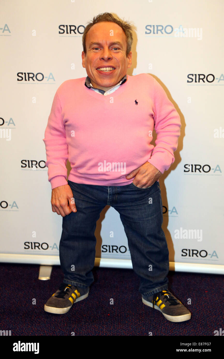 London, UK. 1. Oktober 2014. Warwick Davis bei der Siro-A Tour-Start am Leicester Square Theatre in London. Siro-A in Rechnung gestellt wurden als "Japans Antwort auf die Blue Man Group" und ihre revolutionäre Mischung von visuellen Effekten, Pantomime, Tanz, Komödie, Musik, Magie, Puppenspiel und Publikum Beteiligung sicherlich lebt bis zu diesem Ruf. Die sechs Darsteller interagieren mit Technologie bemerkenswerte neue Wege, fusing spektakuläre 3D video-Projektion, leichte Animation und atemberaubenden Laser-Effekte mit außergewöhnlichen Choreographie, Humor, Magie und genialen Neuerfindung des Japans alte Kunst des Schattentheater. Stockfoto