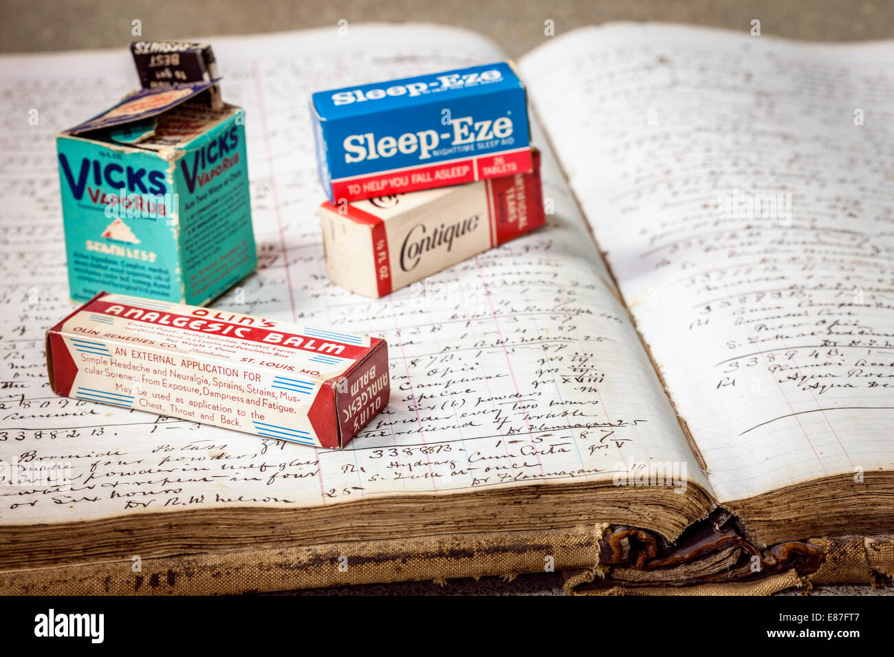 Pakete von Vintage Drogen auf einem antiken Apotheke-Buch Stockfoto