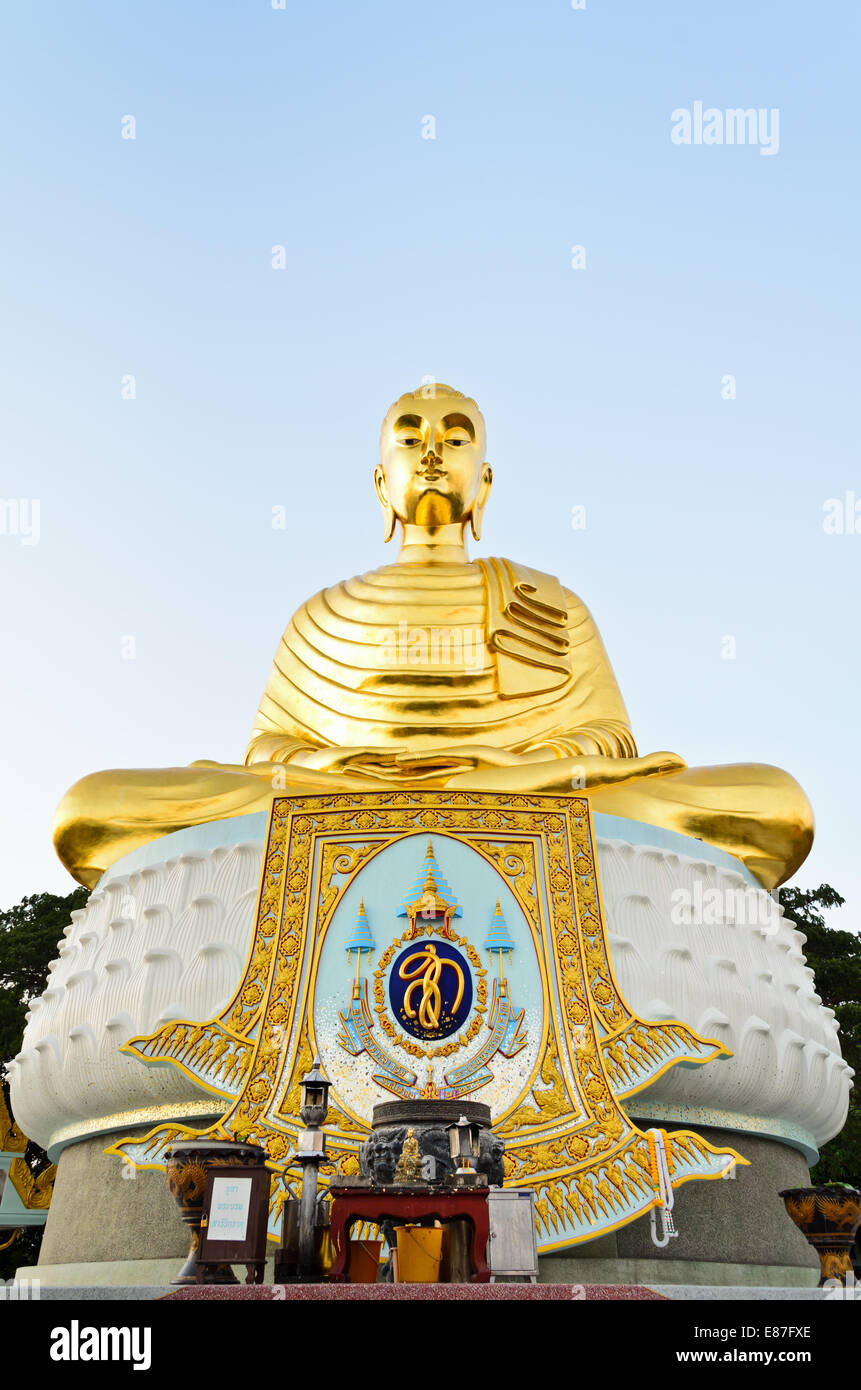 Phra Phuttha Kitti Siri Chai, große goldene Buddha-Statue auf dem Berg Thongchai in Ban Krut in Prachuap Khiri Khan Province o Stockfoto