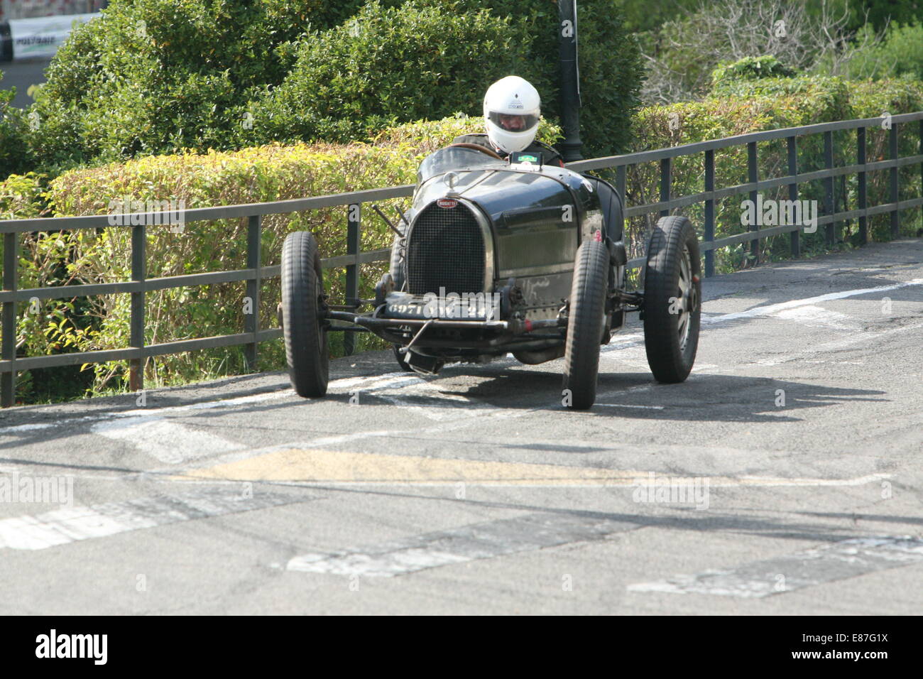 Rennwagen in Angouleme rund um die Wälle Rennveranstaltung 2014 an die Fangio stehen Ecke Stockfoto