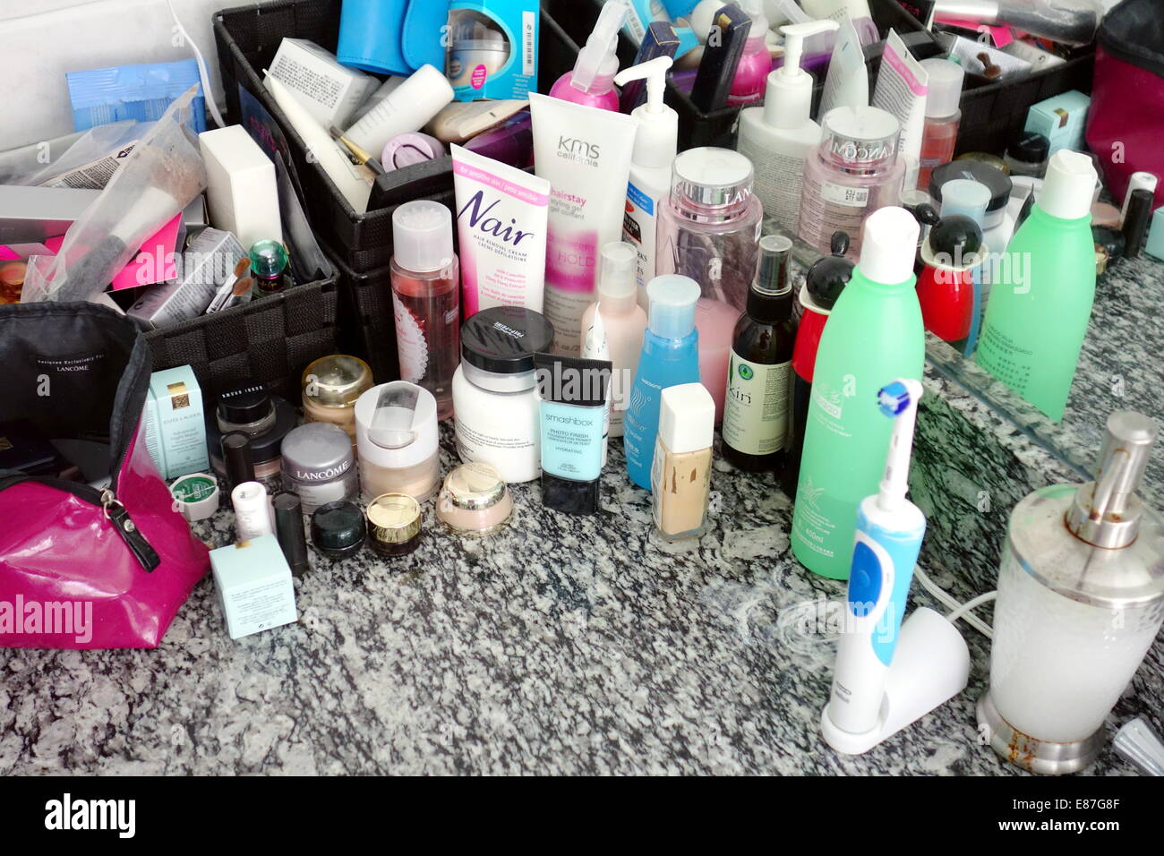 Kosmetikprodukte auf Badezimmer countertop Stockfoto