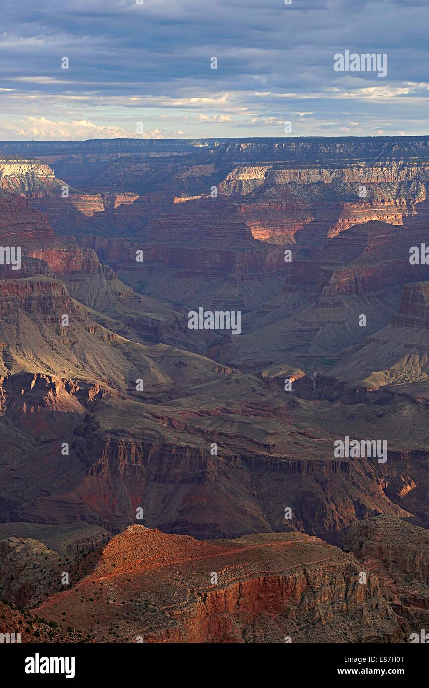 Fotografieren bei Sonnenuntergang Grand Canyon South Rim, schöne Farbmischung der ewigen, bunten Felsen wird durch Sonnenstrahlen verstärkt. Stockfoto