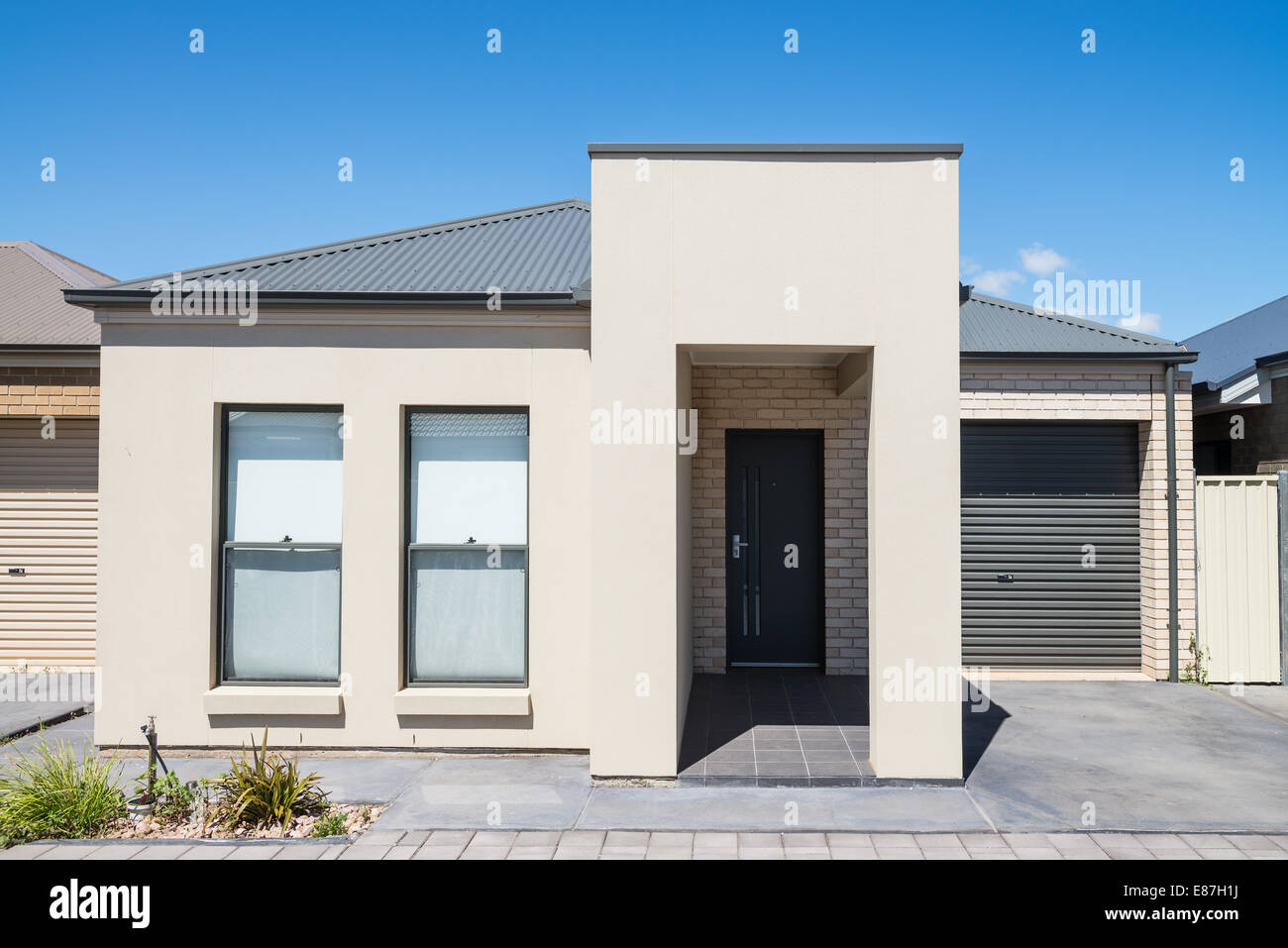 Typische Fassade ein modernes Vorstadthaus Stockfoto