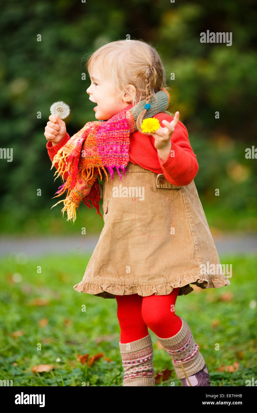 Laufendes kind im park -Fotos und -Bildmaterial in hoher Auflösung – Alamy