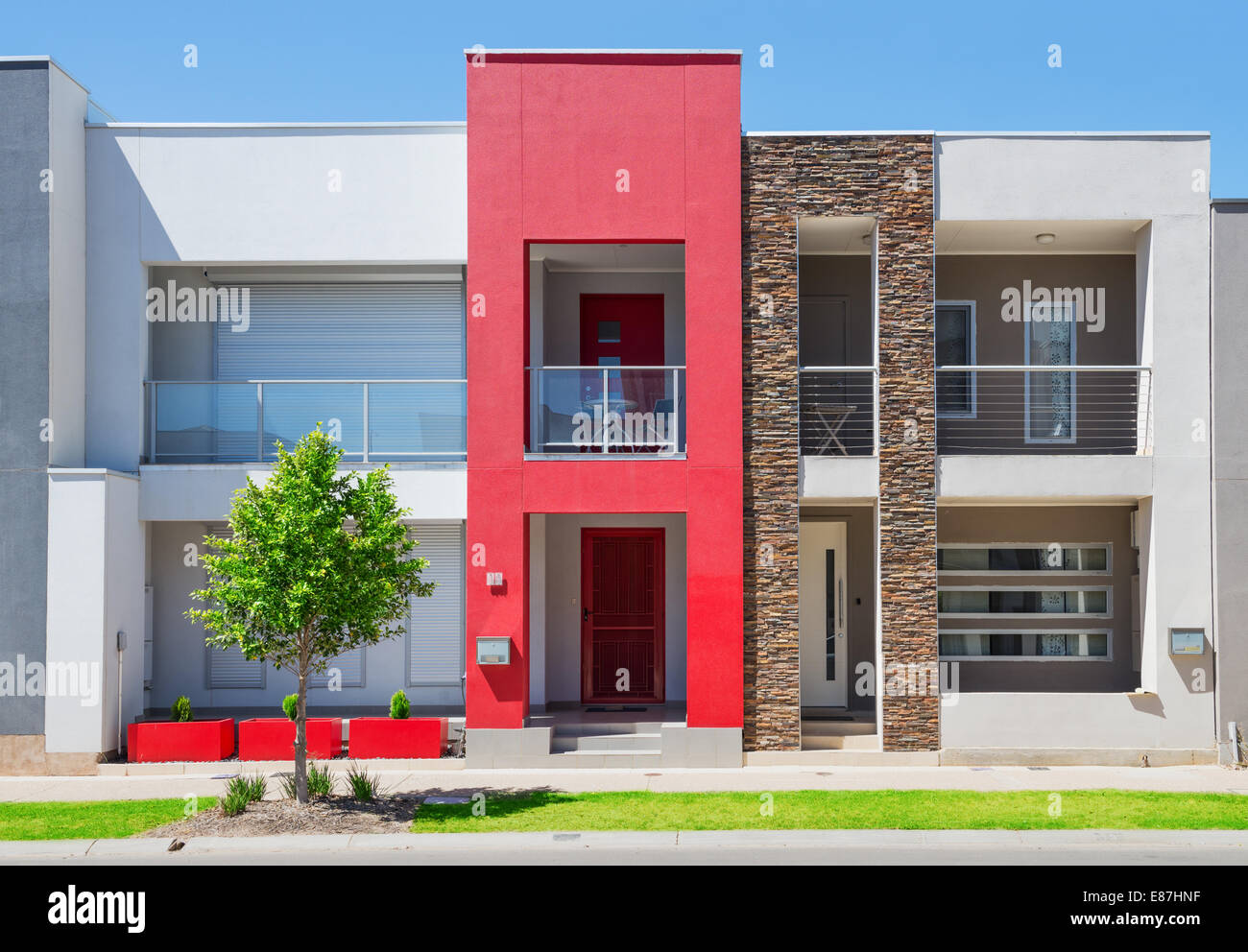 Typische Fassade eines modernen Vorort Stadthauses am Mittag Stockfoto