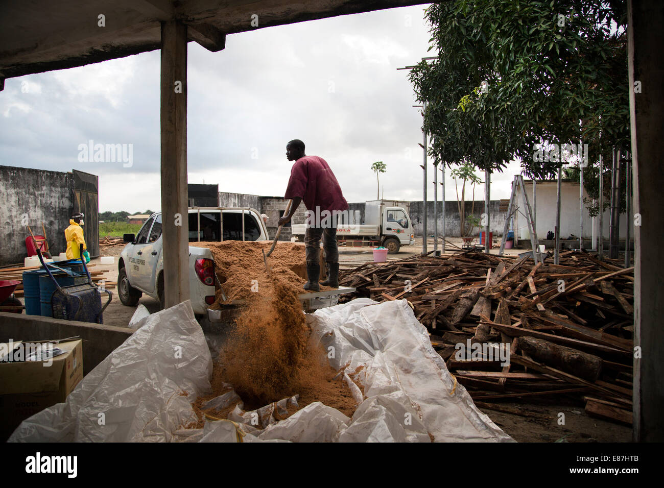 Vorbereitung, Ebola-Leichen zu verbrennen. Monrovia, Liberia-2014-08-29 06:39:23.004 Stockfoto