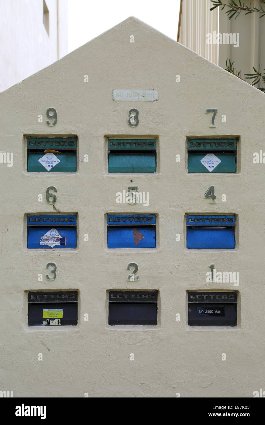Viele Briefkästen oder Postfächer in einem Apartment-Komplex in Fremantle, Western Australia, Australien. Stockfoto
