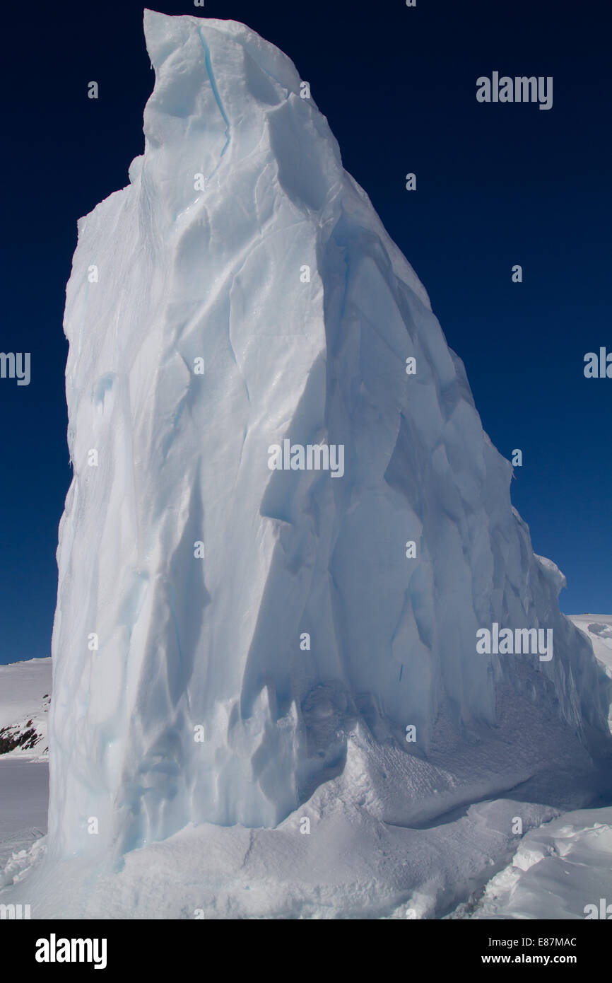 Spitze des Eisbergs in antarktischen Gewässern eingefroren Wintertag Stockfoto