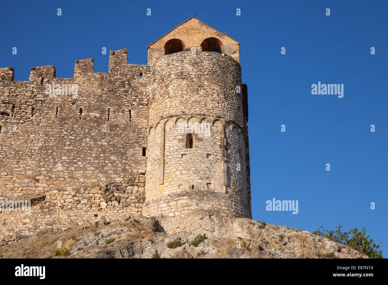 Mittelalterliche steinerne Burg auf dem Felsen im Altstadt Calafell, Spanien Stockfoto