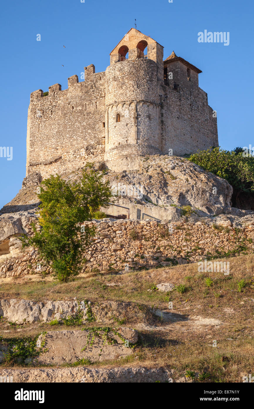 Mittelalterliche steinerne Burg auf dem Felsen in der Stadt von Calafell, Spanien Stockfoto