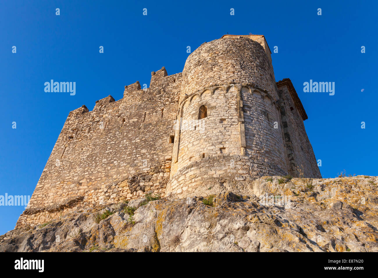 Mittelalterliche Steinburg auf Felsen im Altstadt Calafell, Spanien Stockfoto