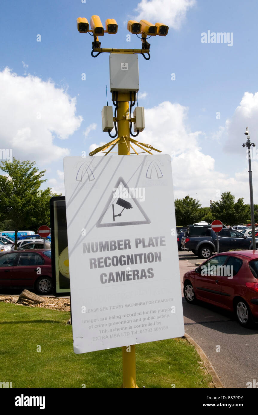 Anzahl Teller Anerkennung Kamera Kameras System Vision großer Bruder Parkplatz Kontrolle privater Parkplatz Maschinenparks landen Auto Autos v Stockfoto