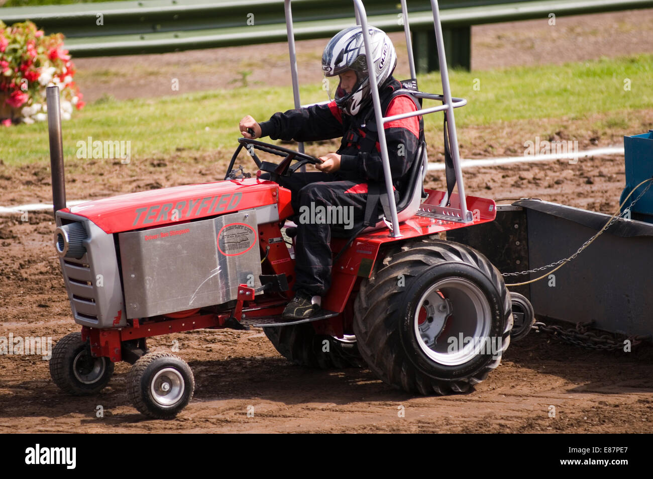 Junior Traktor ziehen Puller-Puller Kinder Kind Kind Kinder Klasse Klassen Rasen Traktoren mini Stockfoto