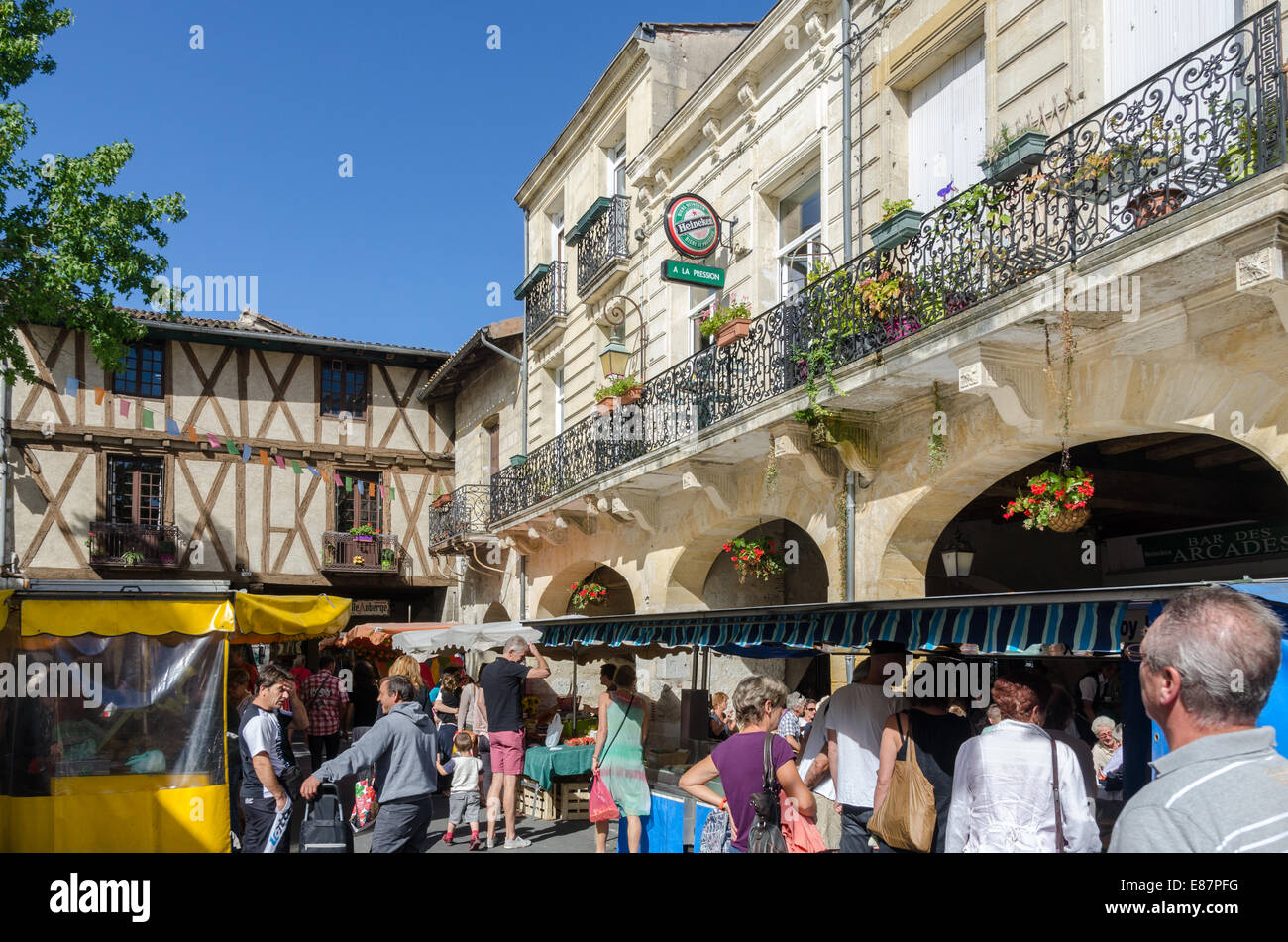 Die beliebten Samstagsmarkt in Sainte-Foy-La-Grande in der Gironde Abteilung von Südwest-Frankreich Stockfoto