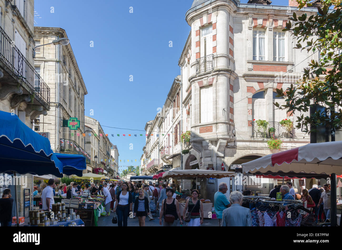 Die beliebten Samstagsmarkt in Sainte-Foy-La-Grande in der Gironde Abteilung von Südwest-Frankreich Stockfoto