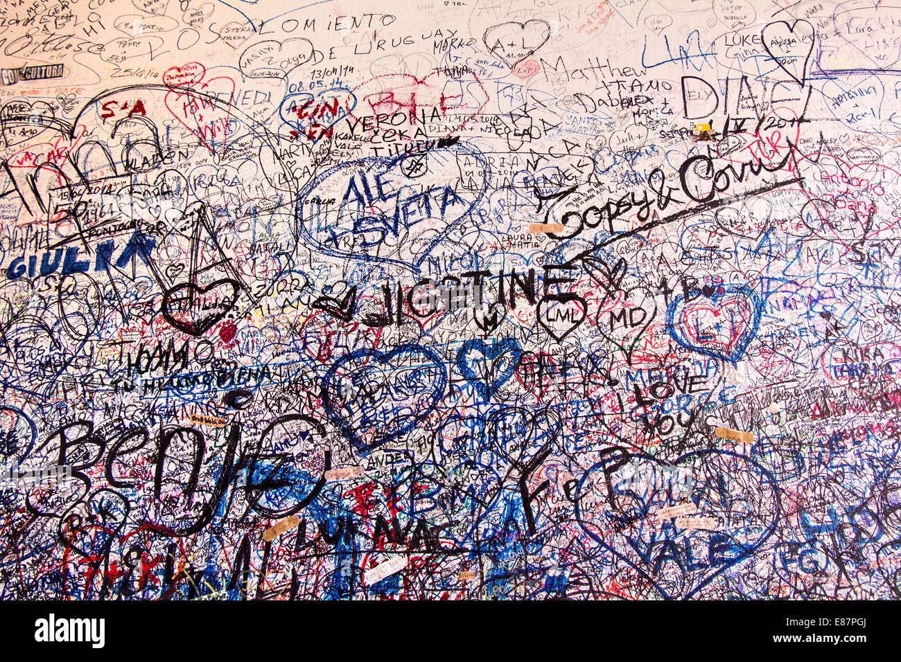 Teil von der Wand voller Nachrichten von Liebhaber in das Haus der Julia, Verona, Italien. Stockfoto