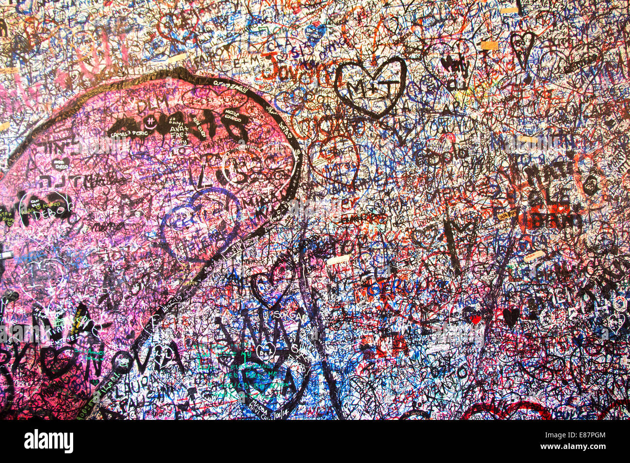 Teil von der Wand voller Nachrichten von Liebhaber in das Haus der Julia, Verona, Italien. Stockfoto